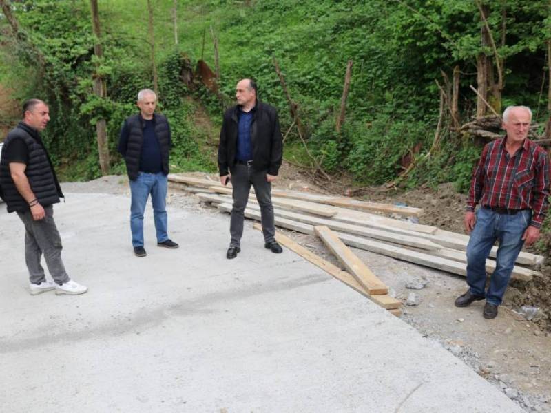 ცაგერის მუნიციპალიტეტის სოფელ უსახელოში მიმდინარეობს საავტომობილო გზის...